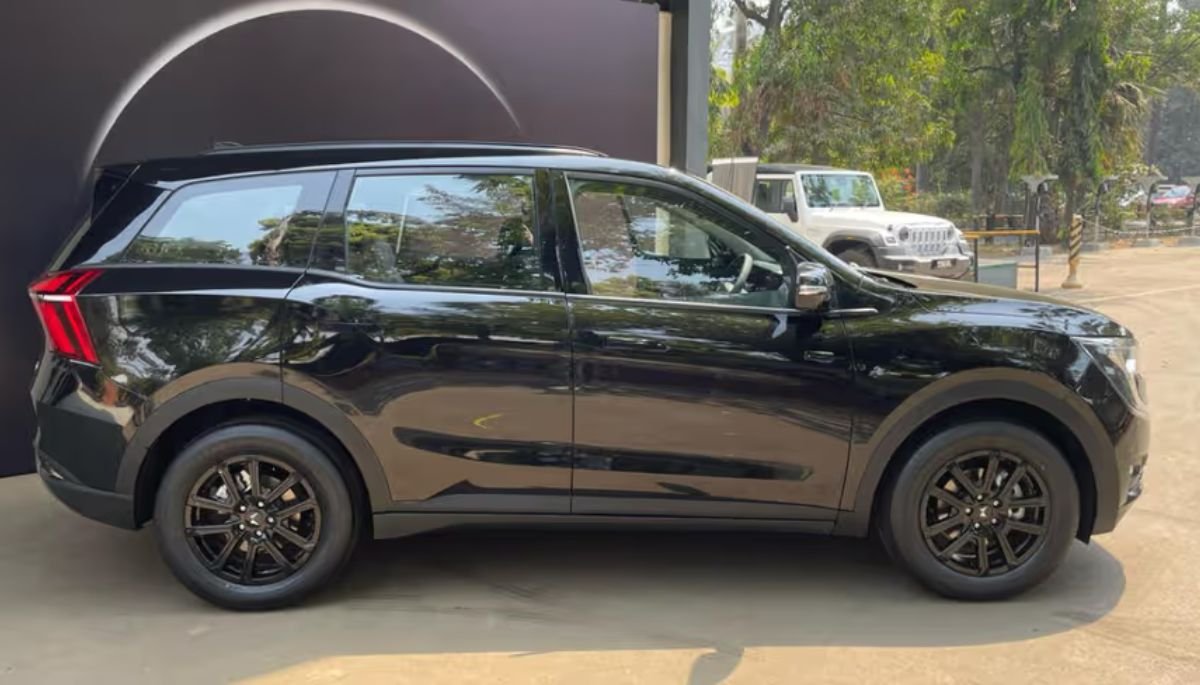 Mahindra XUV700 Ebony Edition Features